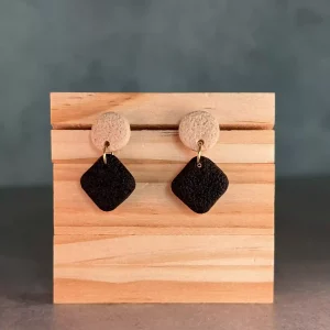 Rombo negro y círculo beige textura