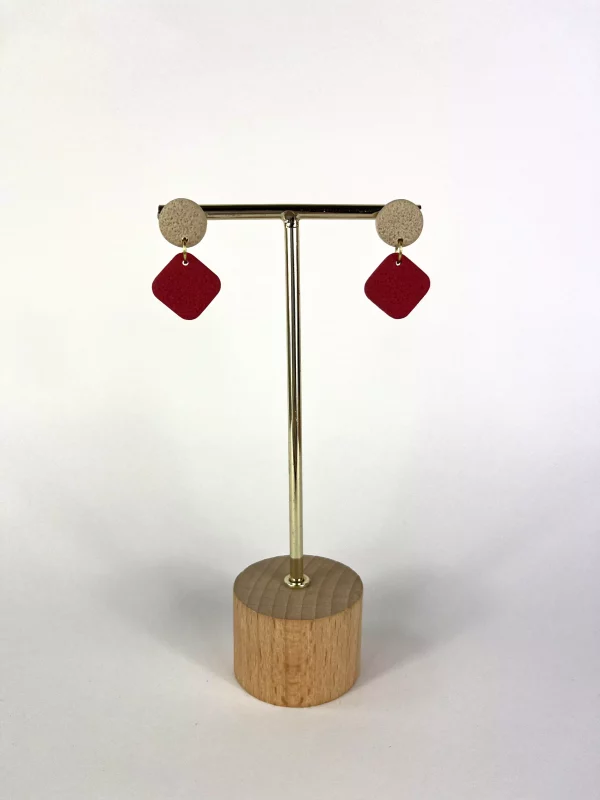 Rombo rojo y círculo beige