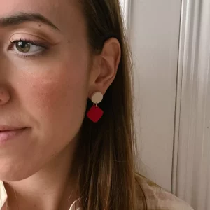 Rombo rojo y círculo beige