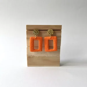 Rectángulo naranja con pieza dorada