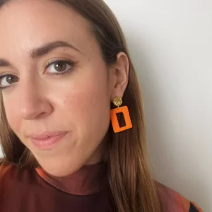 Rectángulo naranja con pieza dorada