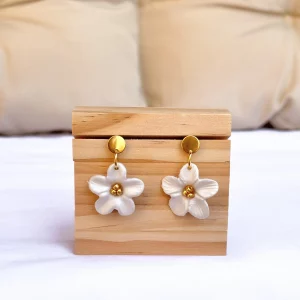 Flor blanco perla simple centro dorado