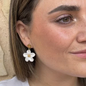 Flor blanco perla simple centro dorado