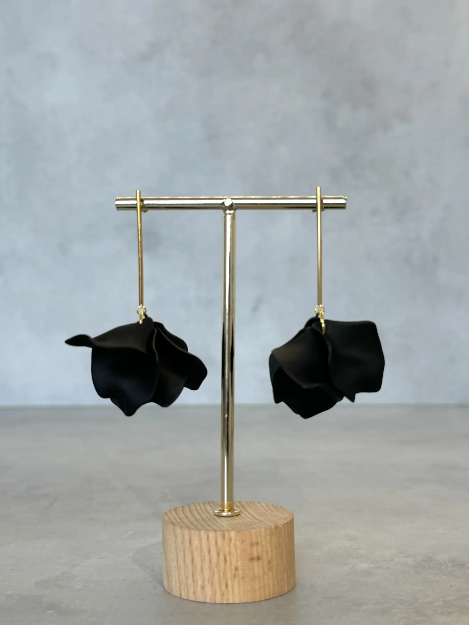 Petalos negros broche alargado