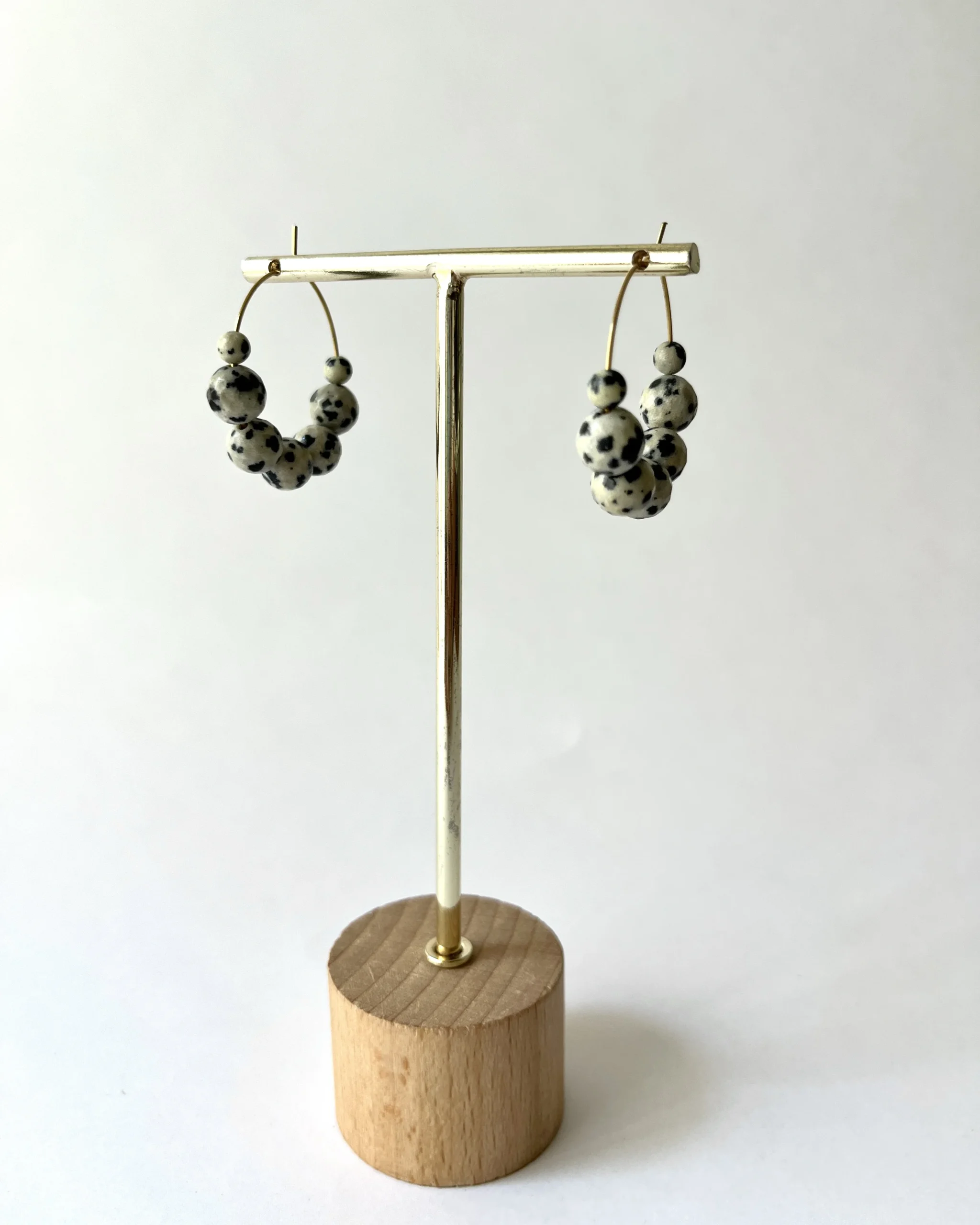 Aros abalorios beige y negro - Imagen 2