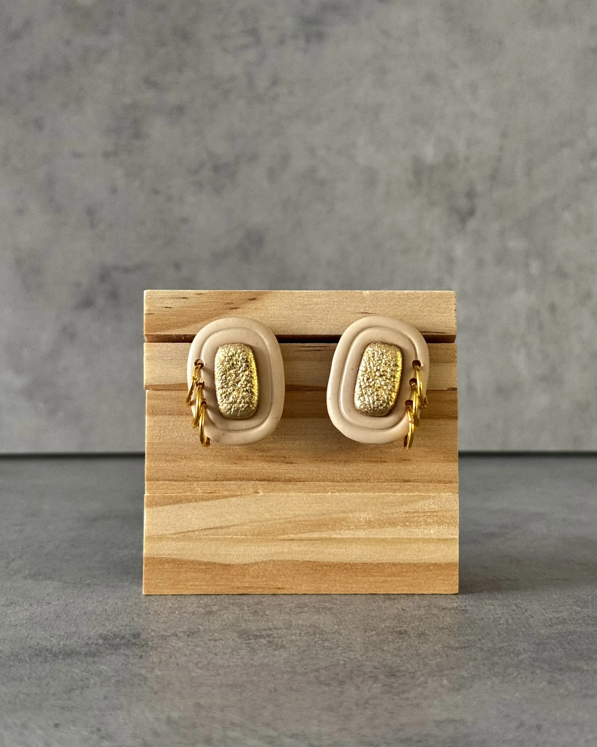 Pendientes boton beige centro piedra dorada