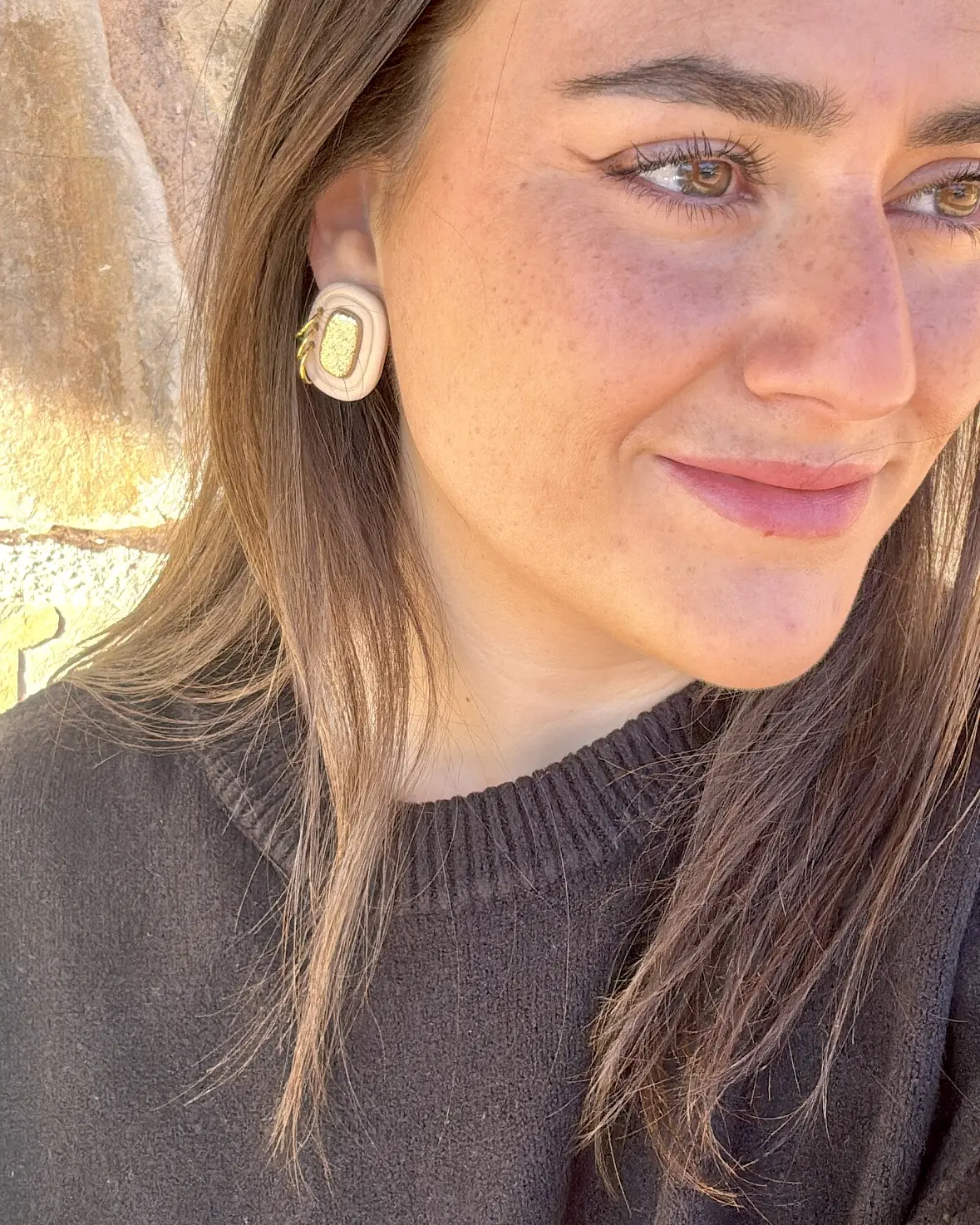 Pendientes boton beige centro piedra dorada - Imagen 2