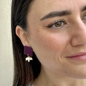 Cuadrado berenjena con perlas naturales