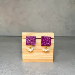Cuadrado morado con perlas naturales