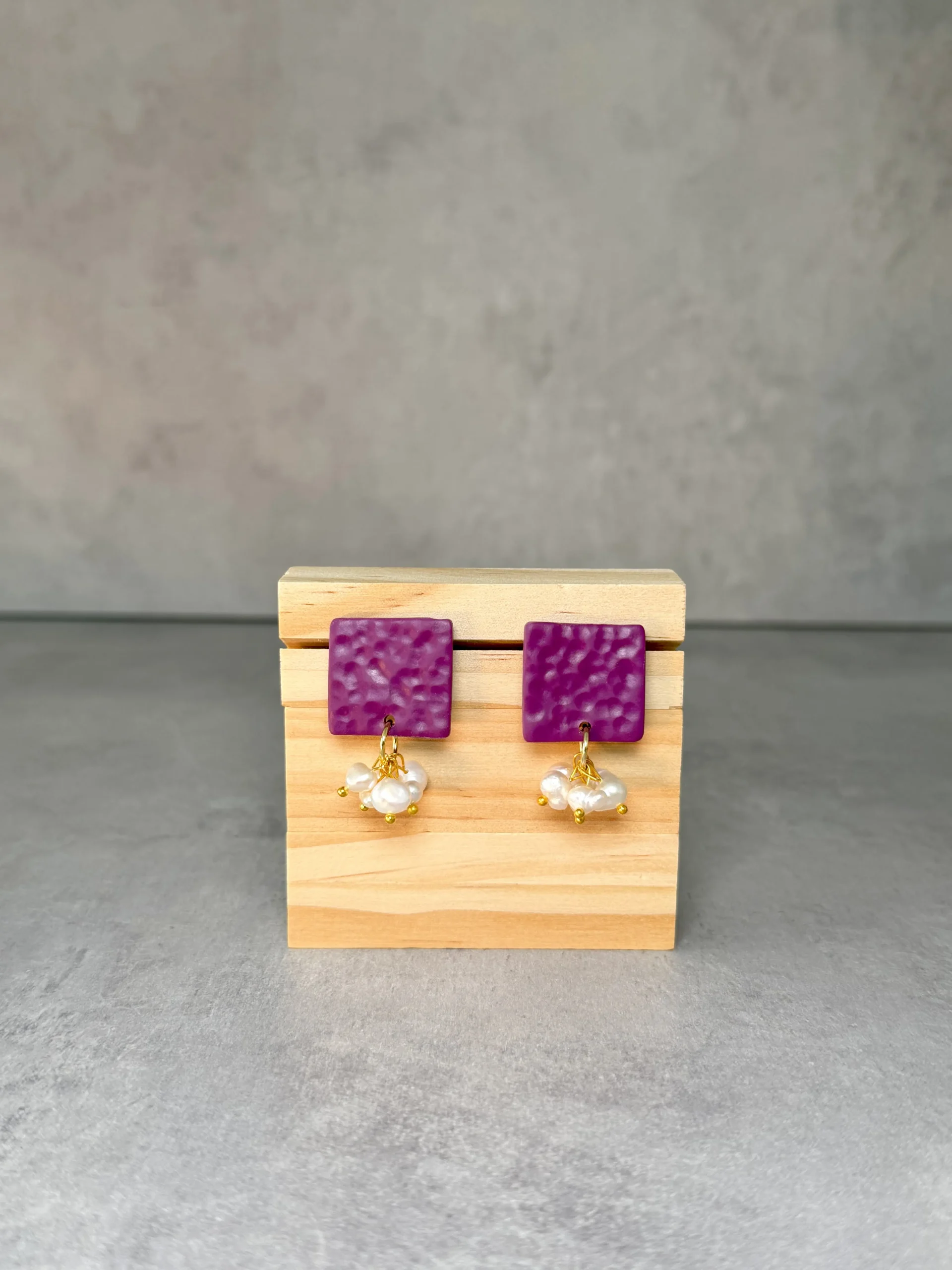 Cuadrado morado con perlas naturales