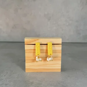 Rectangulo amarillo con perlas naturales