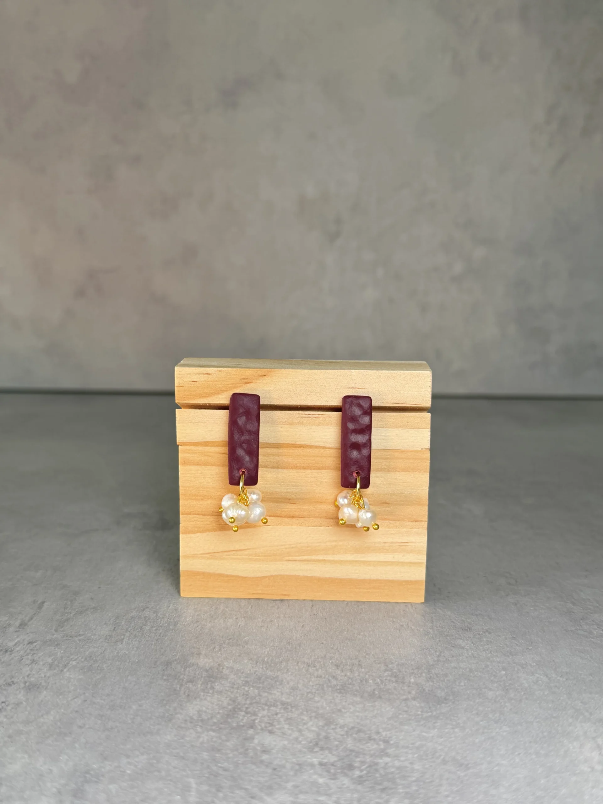 Rectangulo berenjena con perlas naturales