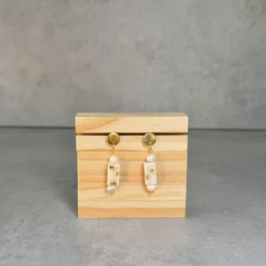 Rectangulo ceramica beige con perlas naturales