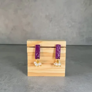 Rectangulo morado con perlas naturales