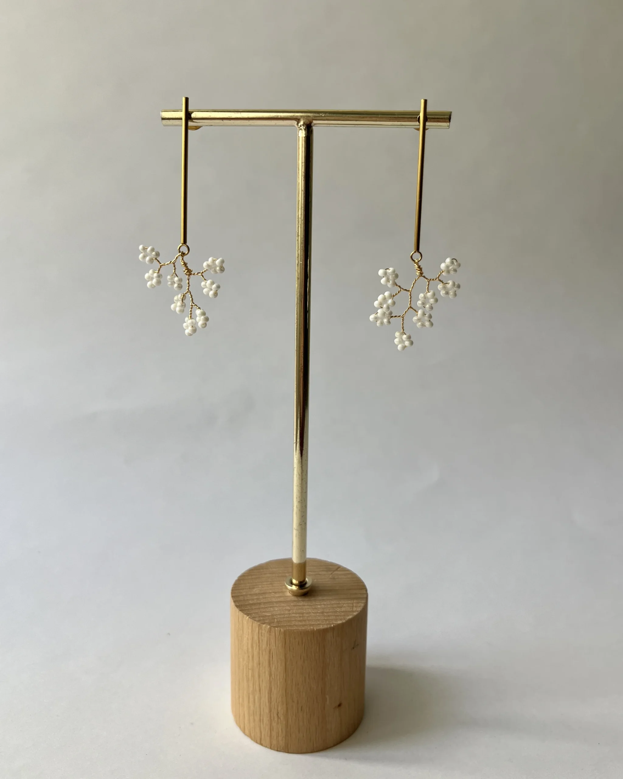 Pendientes largos con florecitas blancas