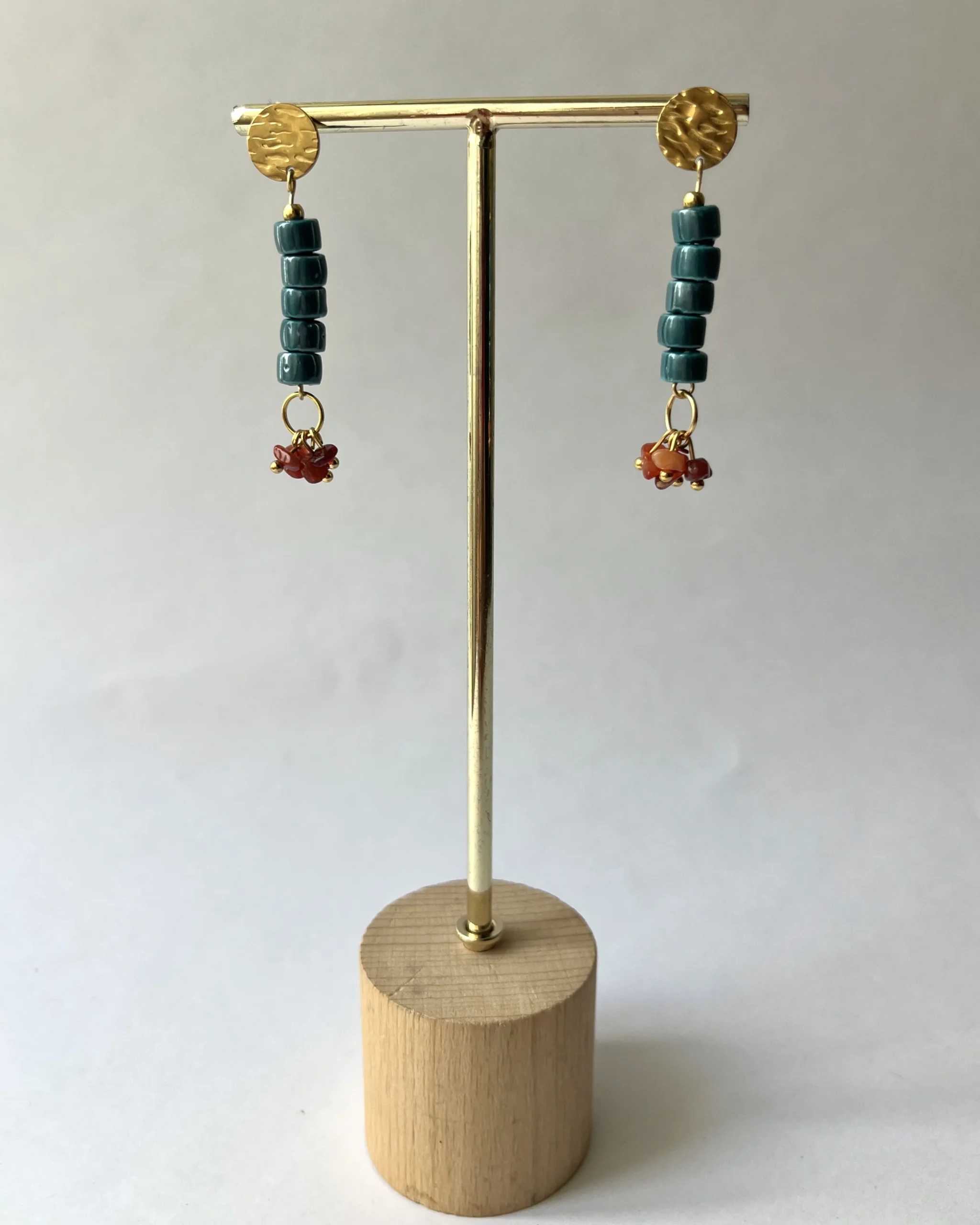 Pendientes de abalorios azul y naranja