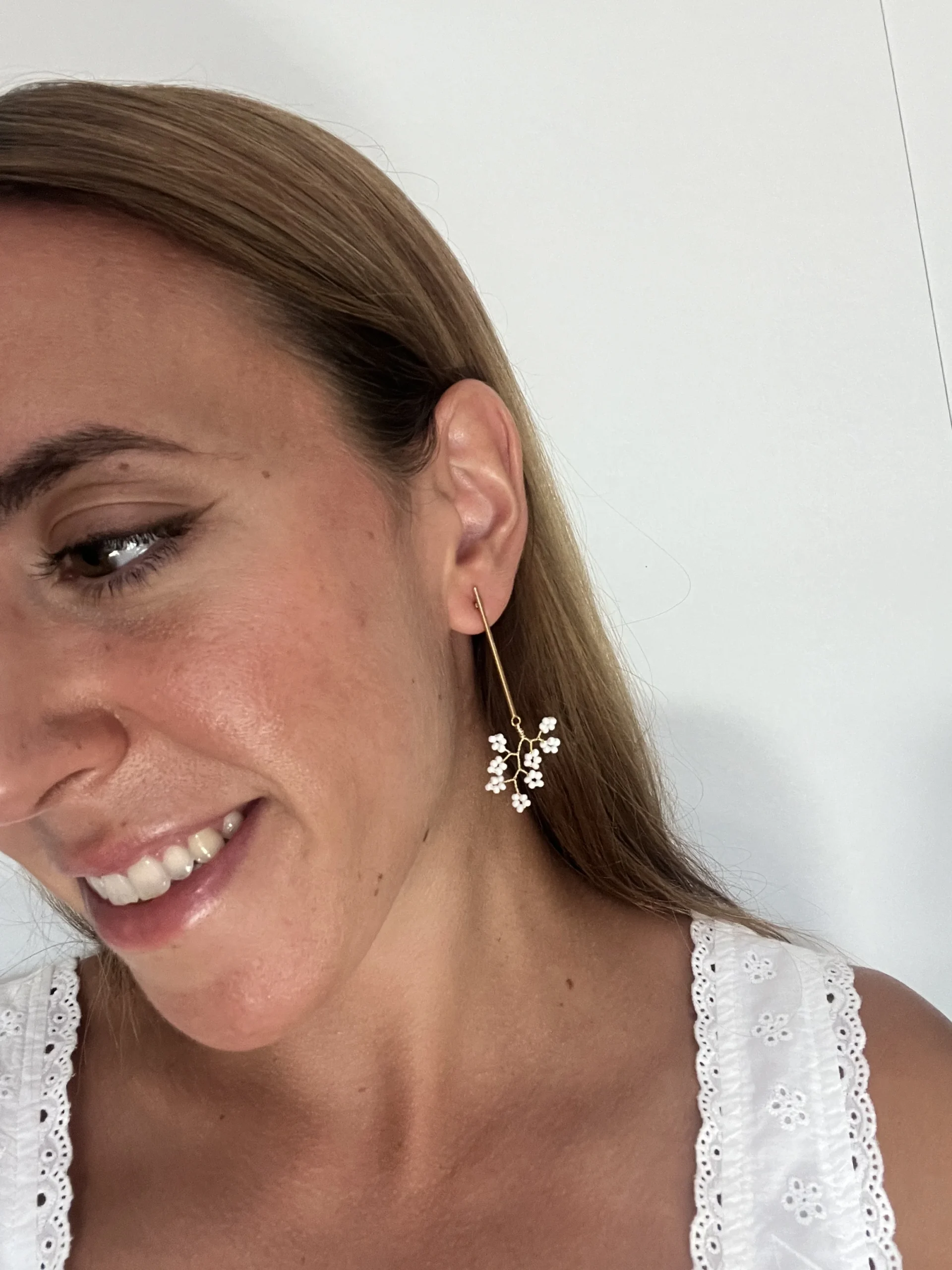 Pendientes largos con florecitas blancas - Imagen 2