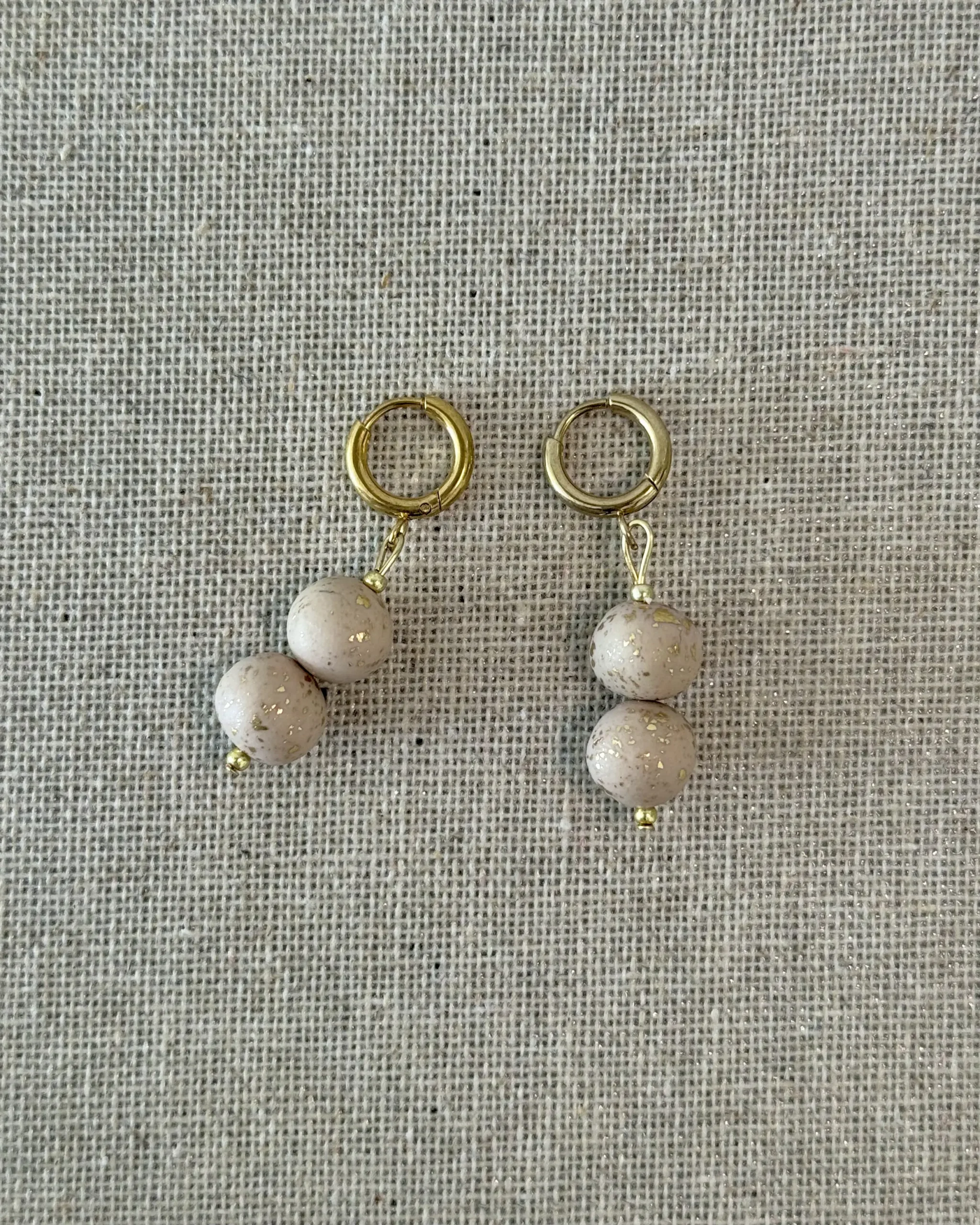 Abalorios arcilla beige dorado