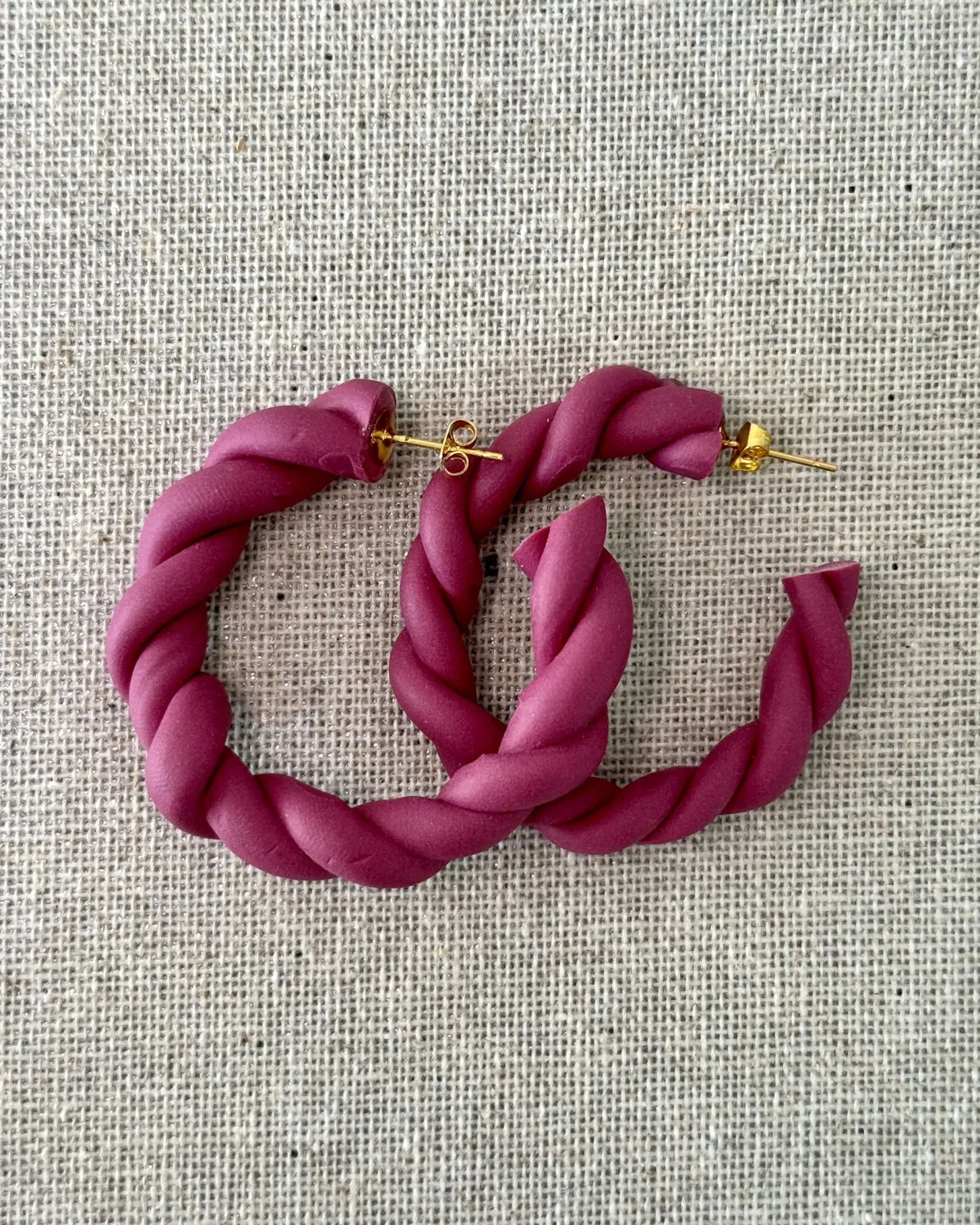 Aros arcilla trenzado magenta
