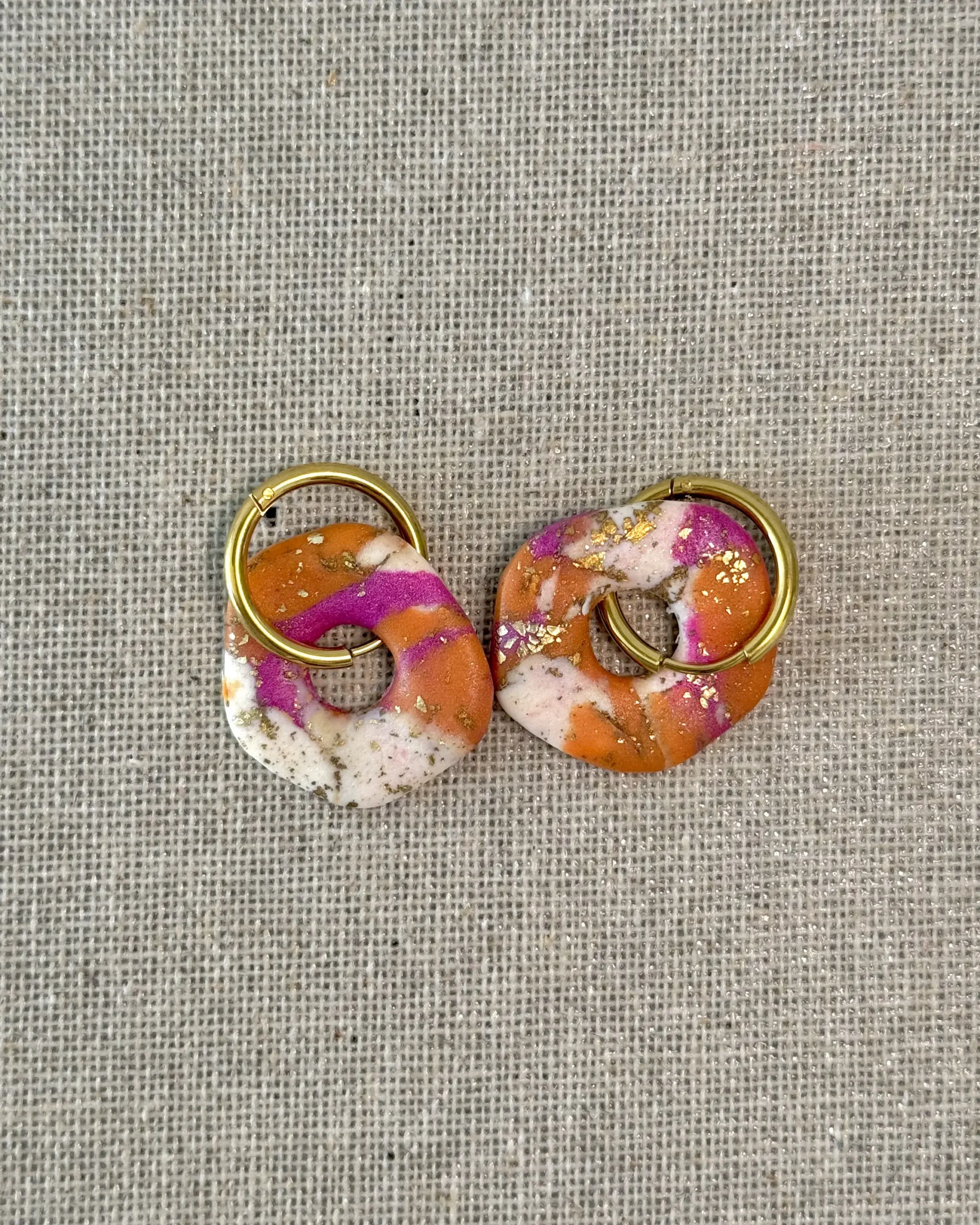 Charm mezcla naranja fucsia dorado donut