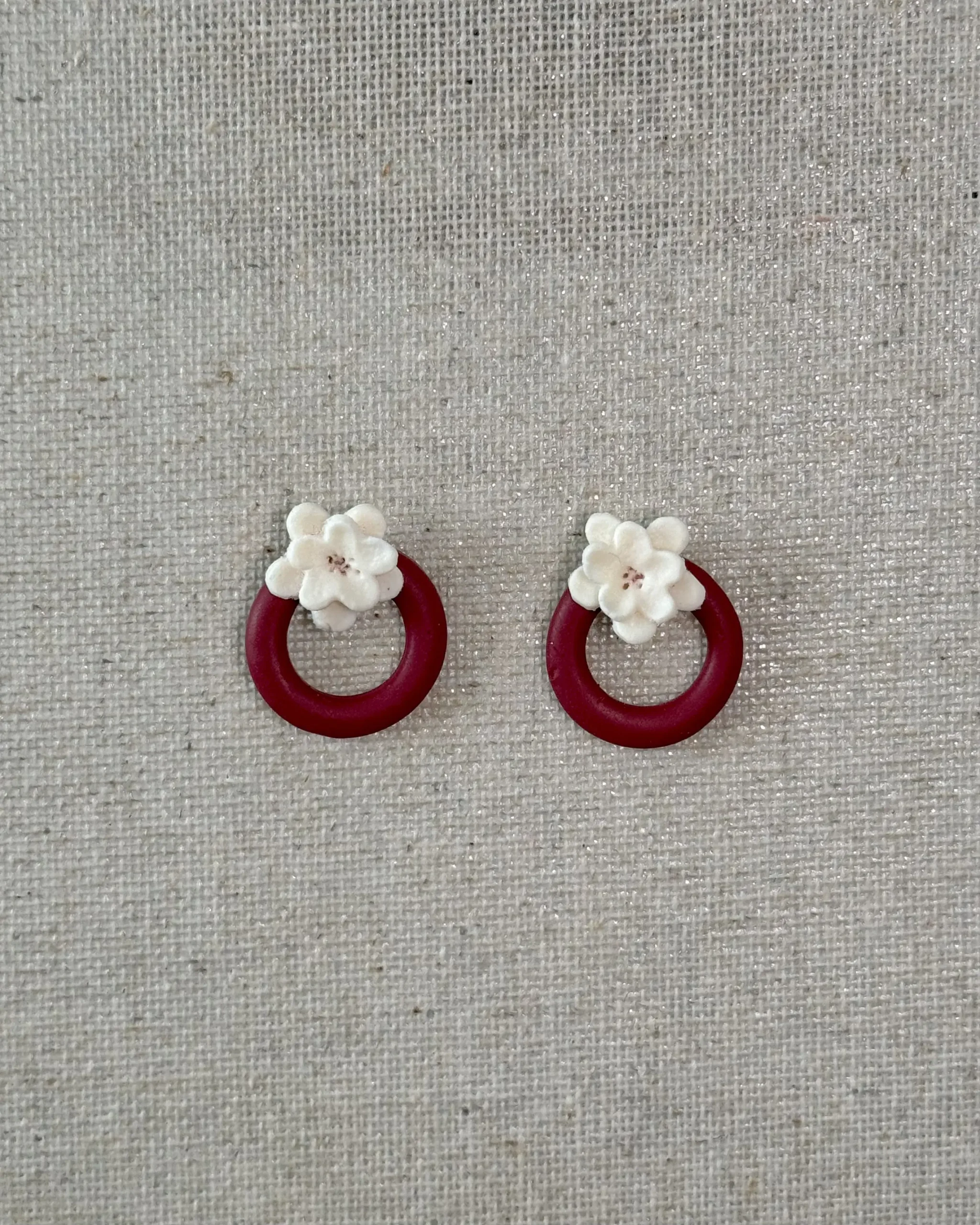 Círculo burdeos con flores blancas