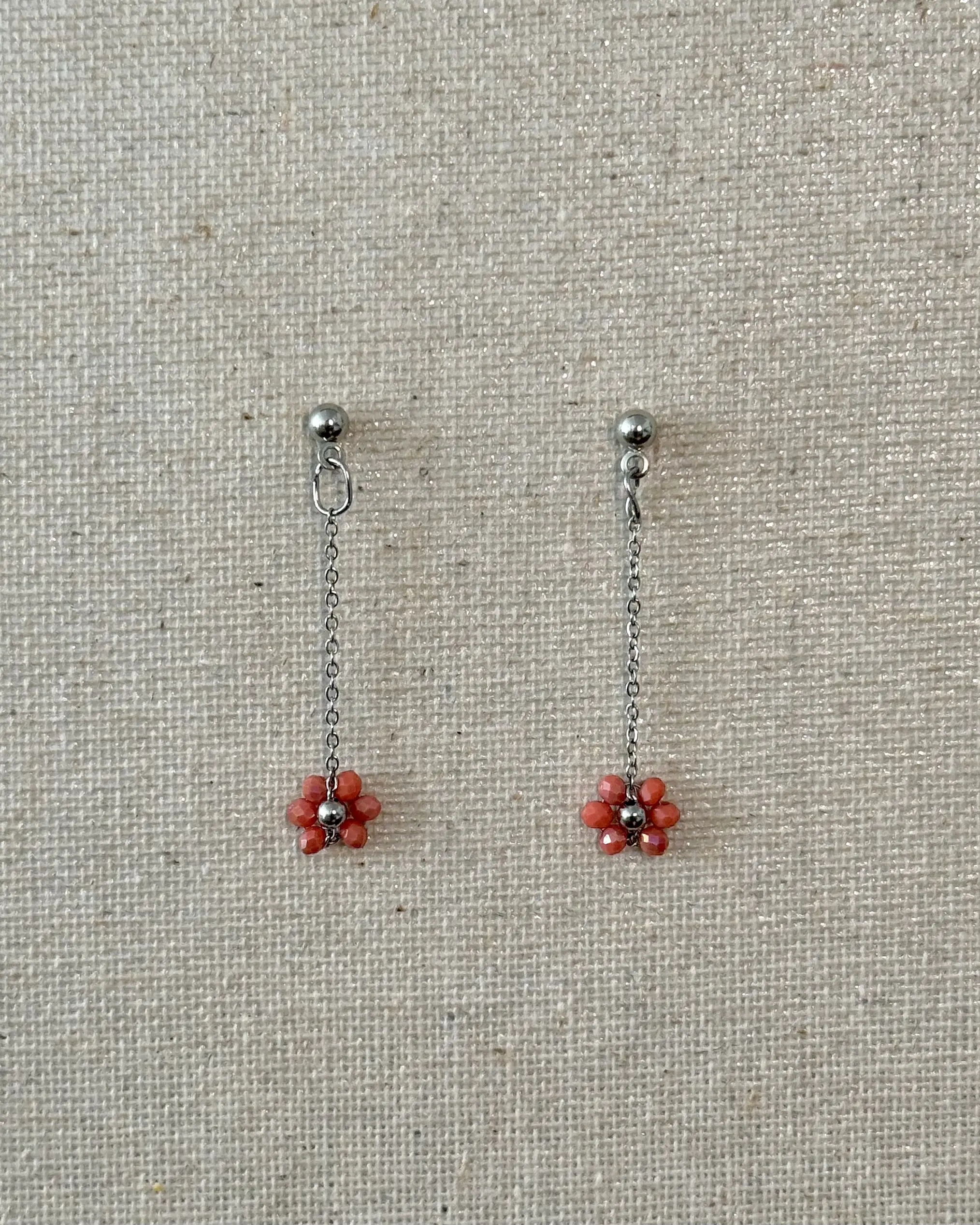 Flor abalorios rojos cadena plata