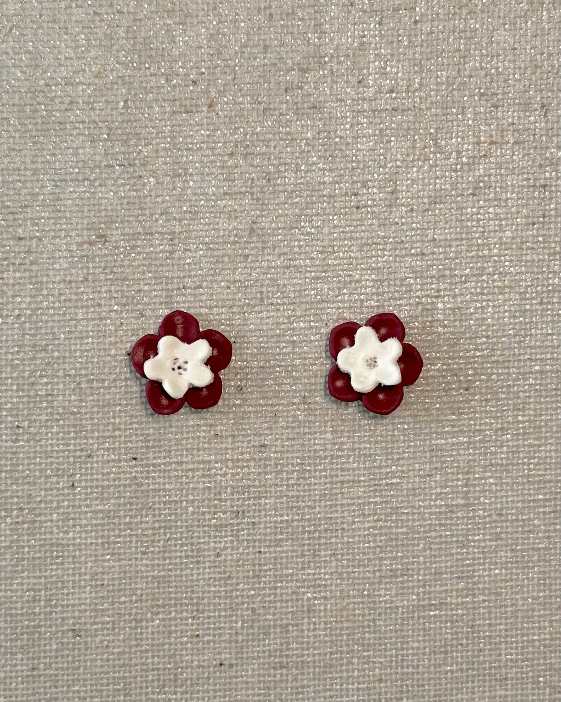 Flor arcilla burdeos y blanca