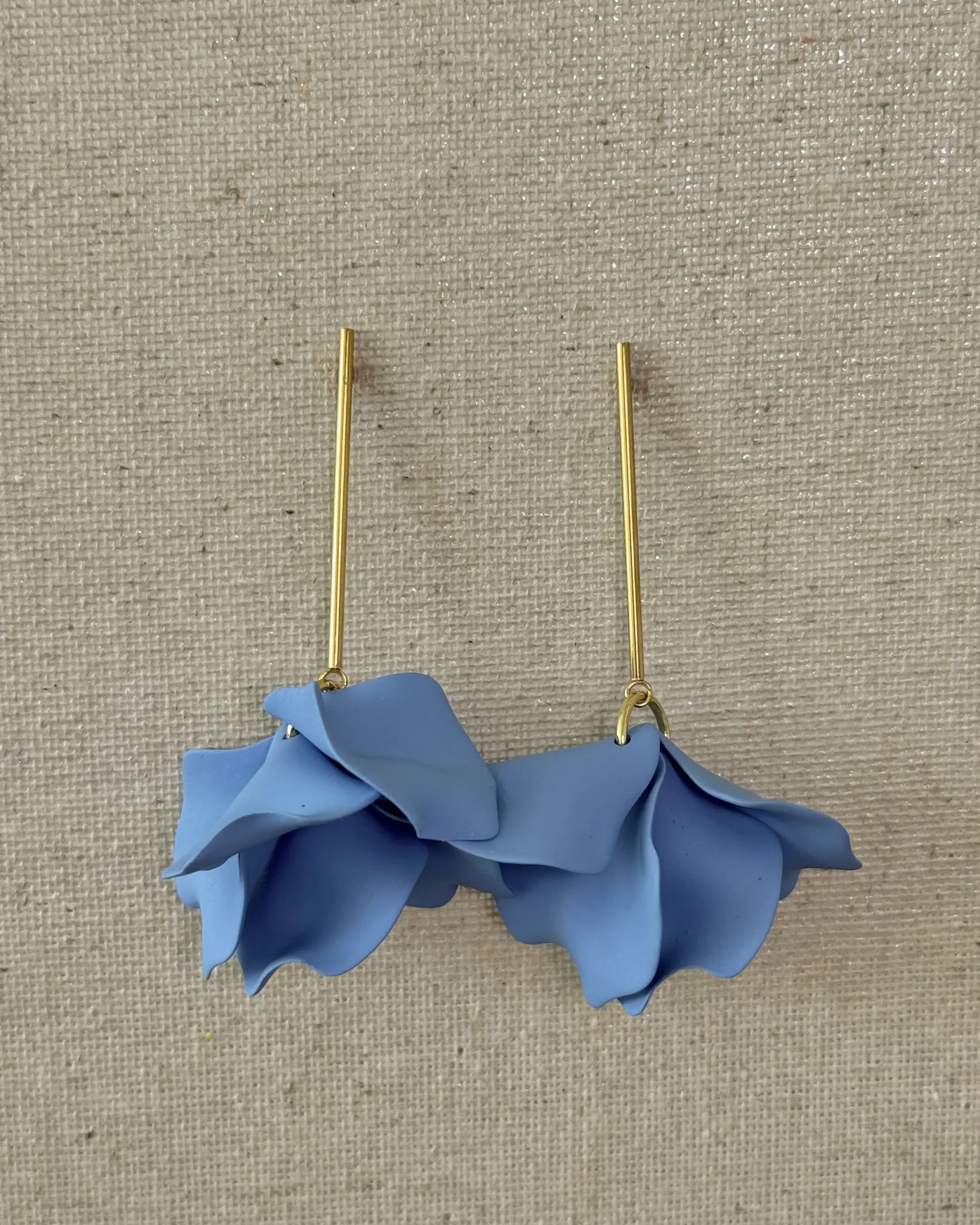Pétalos azules broche alargado
