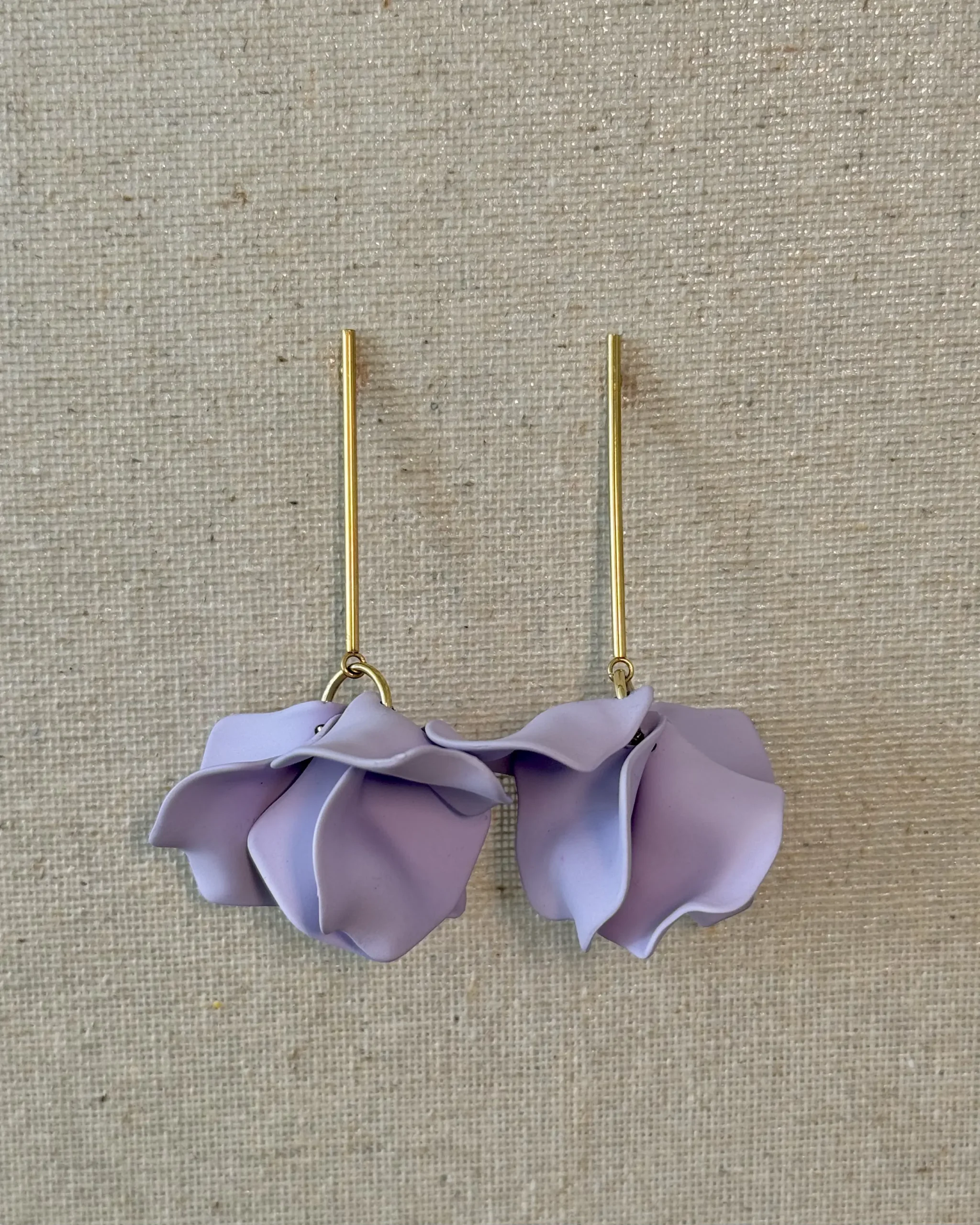 Pétalos lilas broche alargado