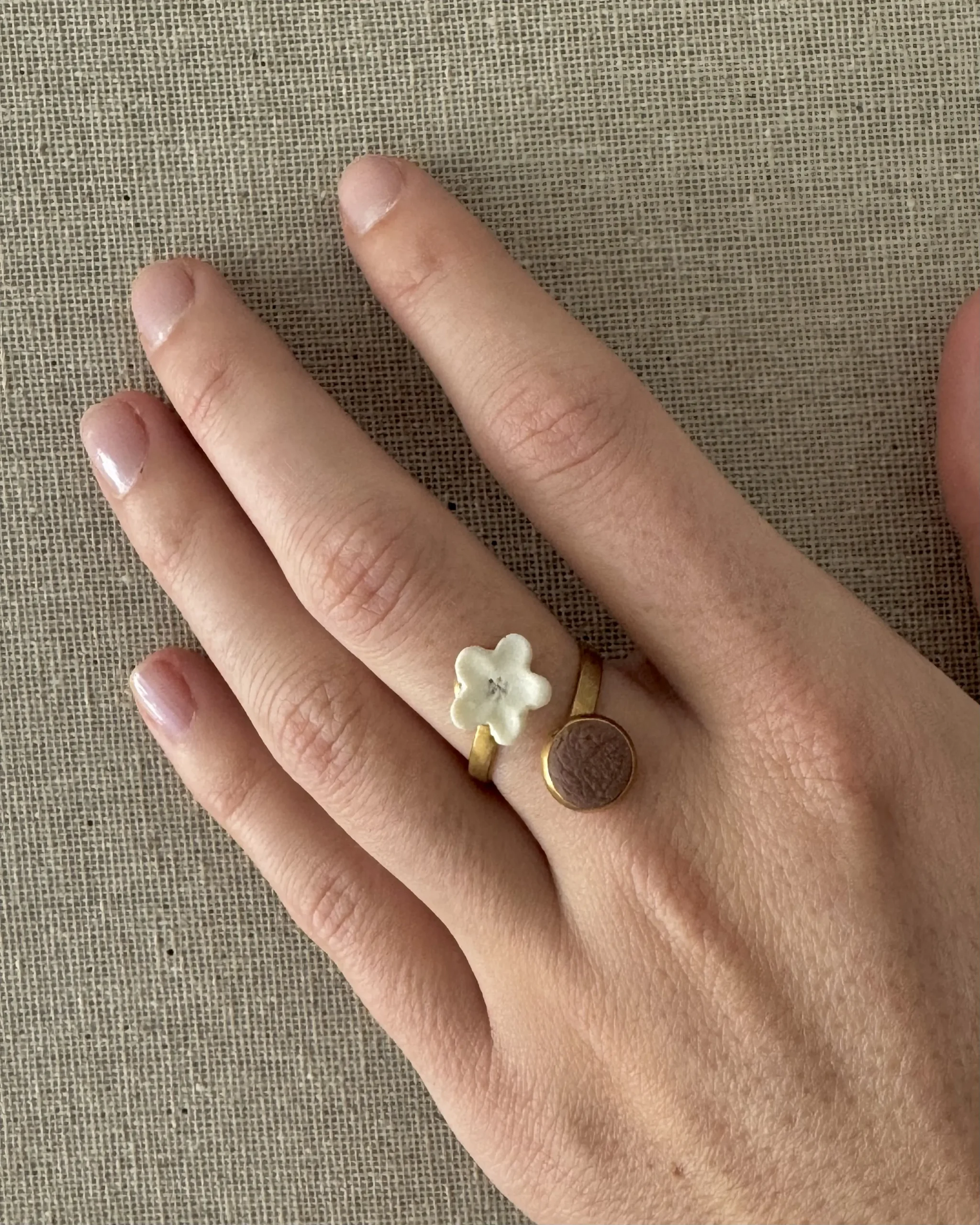 Anillo ajustable flor blanca y marron