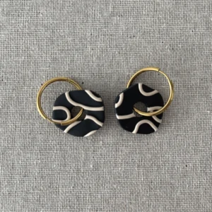 Charm donut relieve negro