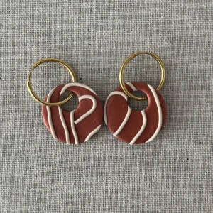 Charm grande relieve marron metalizado