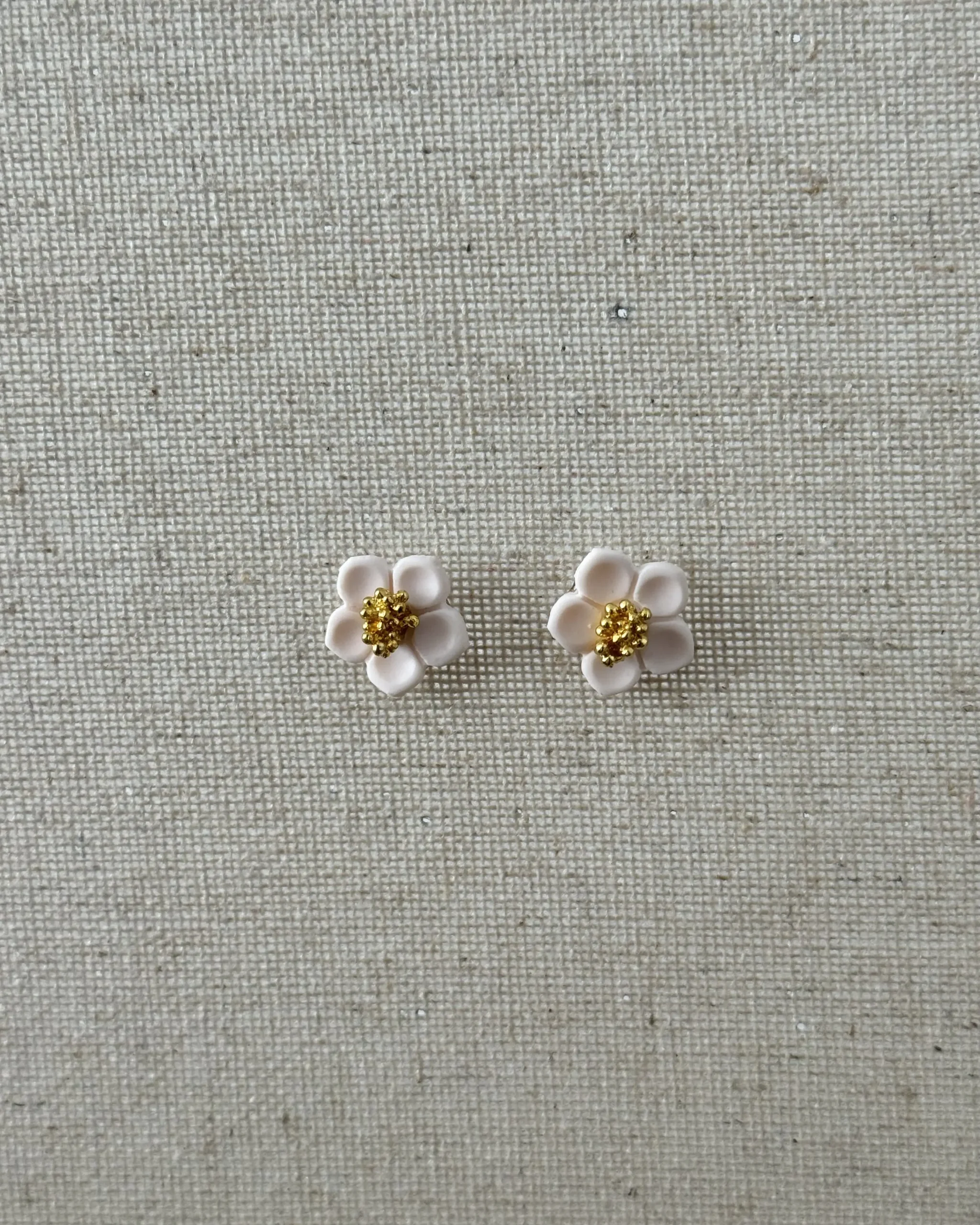 Flor arcilla blanca centro dorado