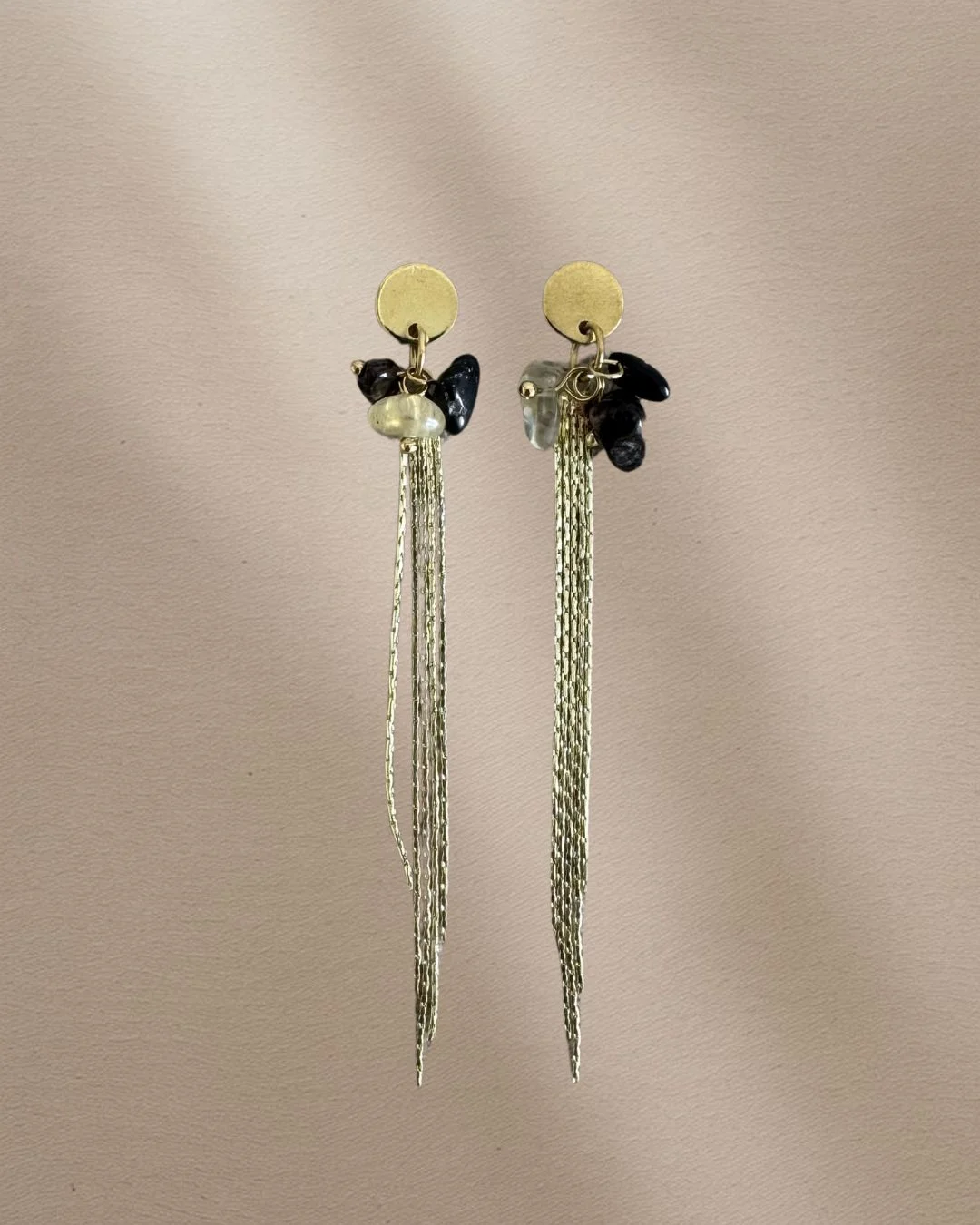 Abalorios oscuros y ambar cadena dorada