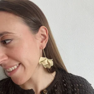 Pétalos beige broche alargado